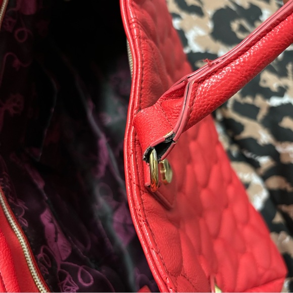Betsey Johnson Red Heart Shape Quilted Bag with Gold hardware - Picture 11 of 12